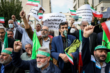 تجمع خانواده شهدا و ایثارگران مقابل سفارت آلمان