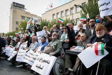 تجمع خانواده شهدا و ایثارگران مقابل سفارت آلمان