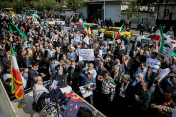Familias de mártires y veteranos reunidas frente a la embajada alemana en Teherán