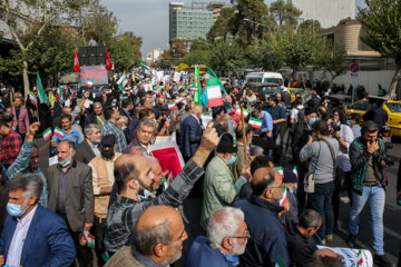 Familias de mártires y veteranos reunidas frente a la embajada alemana en Teherán