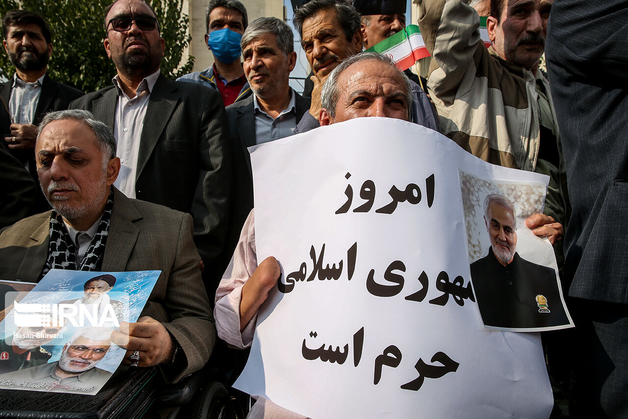 جمعی از خانواده شهدا: جمهوری اسلامی حرم است و خط قرمز ماست