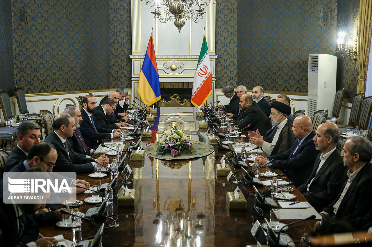قفقاز کے خطے میں امن اور استحکام کو اہم سمجھتے ہیں: ایرانی صدر