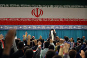 عالمی استکبار کی مخالفت کے قومی دن کی مناسبت سے ایرانی طالب علموں کی قائد انقلاب سے ملاقات کے مناظر
