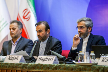 
Rencontre entre Ali Bagheri Kani, vice-ministre iranien des affaires étrangères et les ambassadeurs et diplomates étrangers résidant à Téhéran
