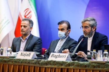 نشست معاون سیاسی وزارت خارجه با سفرای مقیم 

Rencontre entre Ali Bagheri Kani, vice-ministre iranien des affaires étrangères et les ambassadeurs et diplomates étrangers résidant à Téhéran
