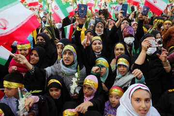 اجتماع دانش‌آموزان شیرازی در حرم شاهچراغ (ع)
