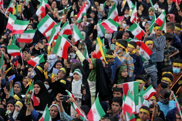 اجتماع دانش‌آموزان شیرازی در حرم شاهچراغ (ع)