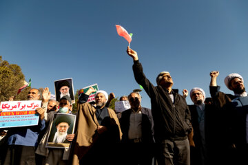 İran'ın dört bir yanında düzenlenen 4 Kasım Emperyalizmle Mücadele ve Öğrenci Günü Yürüyüşleri