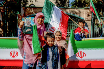 İran'ın dört bir yanında düzenlenen 4 Kasım Emperyalizmle Mücadele ve Öğrenci Günü Yürüyüşleri