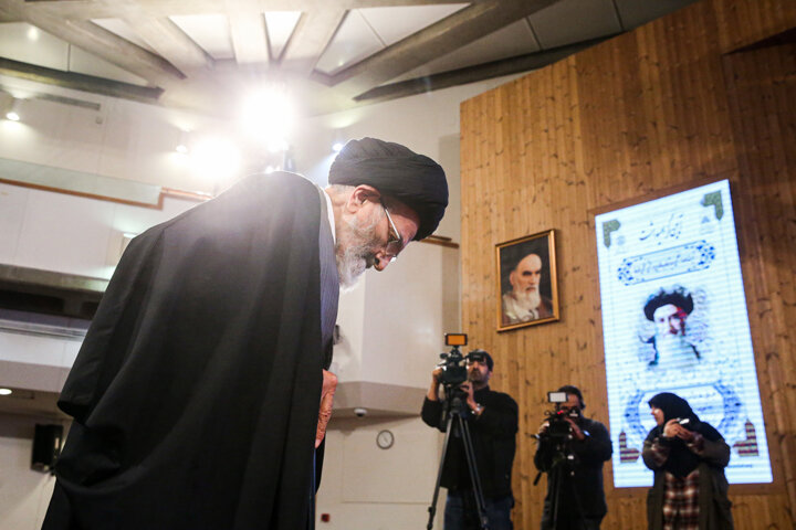 آیتالله مرعشی با کار در برنجکوبی جلوی غارت منابع علمی جهان اسلام را میگرفت