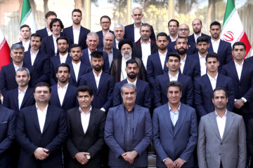 Encuentro del presidente Raisi con miembros de la selección de fútbol iraní