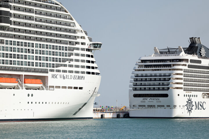 کِشتیهای لاکچری کروز برای هواداران؛ میدان پرچم در سکوت