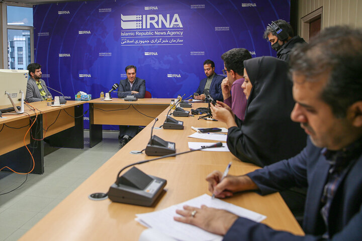 معوقات بازنشستگان فولاد پرداخت میشود/ عرضه سهام ۲ شرکت صندوق فولاد در بورس