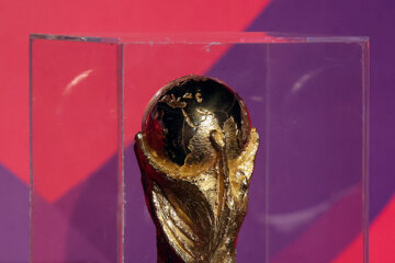 El trofeo de la Copa del Mundo de la FIFA se exhibe en Qatar