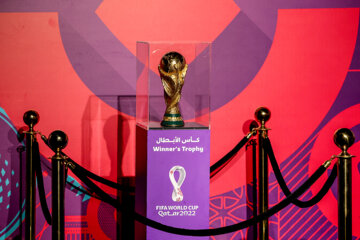 El trofeo de la Copa del Mundo de la FIFA se exhibe en Qatar