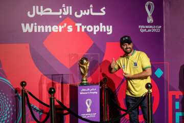 El trofeo de la Copa del Mundo de la FIFA se exhibe en Qatar