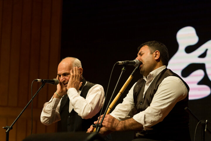 اهدای جایزه چهره سال هنر انقلاب به کارن همایونفر و حاشیههای «کوچه»