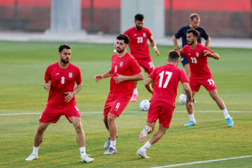 ایران مقابل انگلیس قرمز می‌پوشد
