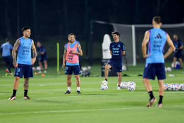 Entrenamiento de los equipos nacionales de fútbol de España y Argentina en Doha