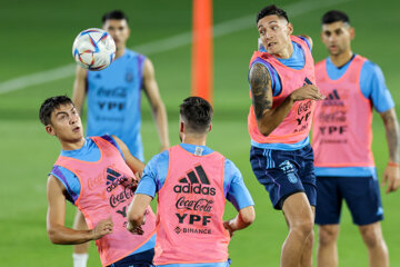 Entrenamiento de los equipos nacionales de fútbol de España y Argentina en Doha