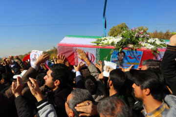 Isfahaníes participan en el funeral de tres guardias de seguridad 