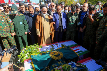 Isfahaníes participan en el funeral de tres guardias de seguridad 