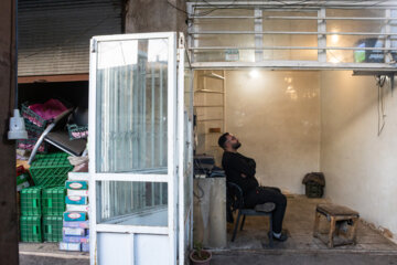 A Tabriz, les commerçants regardent le match Iran-Angleterre au travail  