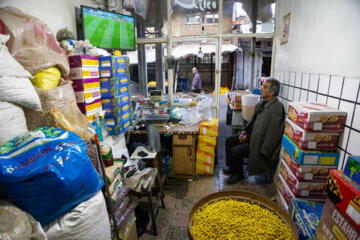 A Tabriz, les commerçants regardent le match Iran-Angleterre au travail  