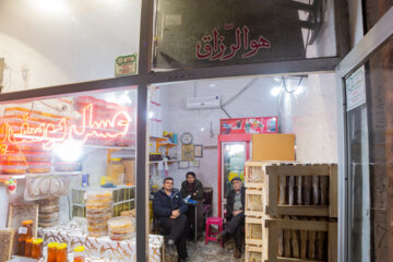 A Tabriz, les commerçants regardent le match Iran-Angleterre au travail  