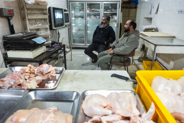 A Tabriz, les commerçants regardent le match Iran-Angleterre au travail  