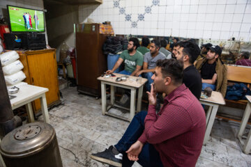 A Tabriz, les commerçants regardent le match Iran-Angleterre au travail  