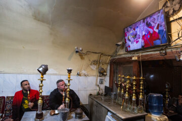 A Tabriz, les commerçants regardent le match Iran-Angleterre au travail  