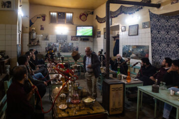 A Tabriz, les commerçants regardent le match Iran-Angleterre au travail  