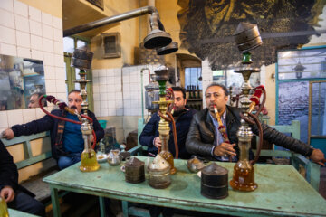 A Tabriz, les commerçants regardent le match Iran-Angleterre au travail  