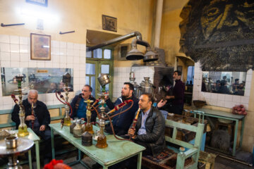 A Tabriz, les commerçants regardent le match Iran-Angleterre au travail  