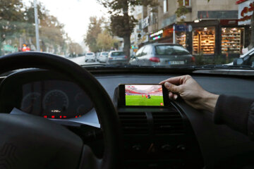 Mondial : Iran-Angleterre: A Hamadān, les fans de foot regardent le match au travail 