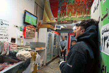 Mondial : Iran-Angleterre: A Hamadān, les fans de foot regardent le match au travail 