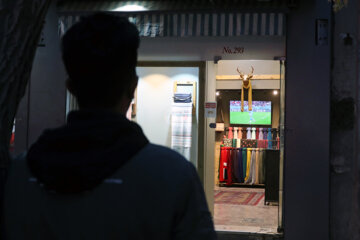 Mondial : Iran-Angleterre: A Hamadān, les fans de foot regardent le match au travail 