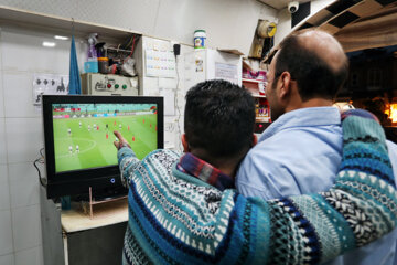 Mondial : Iran-Angleterre: A Hamadān, les fans de foot regardent le match au travail 