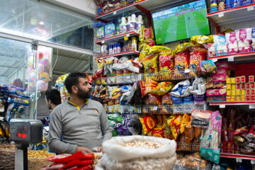 Los aficionados iraníes de fútbol ven el partido entre Irán e Inglaterra en todo el país