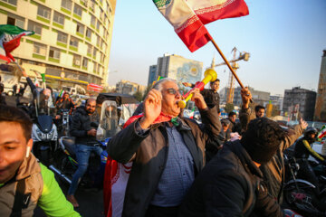 شادی مردم پس از پیروزی تیم ملی