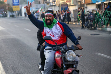 شادی مردم تهران پس از پیروزی تیم ملی فوتبال ایران