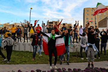 شادی مردم پس از پیروزی تیم ملی فوتبال- اردبیل