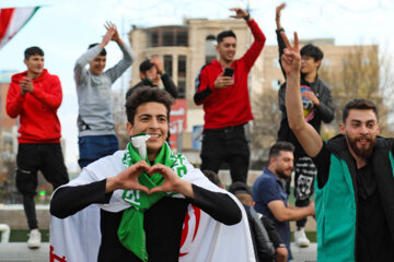 La alegría de los iraníes en Ardebil tras la victoria de la selección nacional de fútbol 