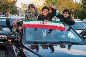 شادی مردم پس از پیروزی تیم ملی فوتبال