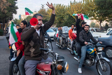 شادی مردم پس از پیروزی تیم ملی فوتبال