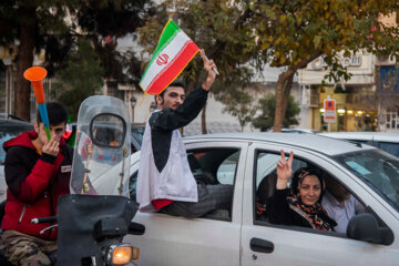 شادی مردم پس از پیروزی تیم ملی فوتبال