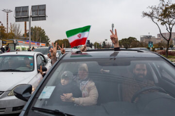 شادی مردم پس از پیروزی تیم ملی فوتبال- تبریز