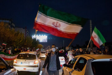 شادی مردم پس از پیروزی تیم ملی فوتبال- کرج