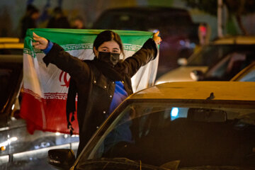 شادی مردم پس از پیروزی تیم ملی فوتبال- کرج